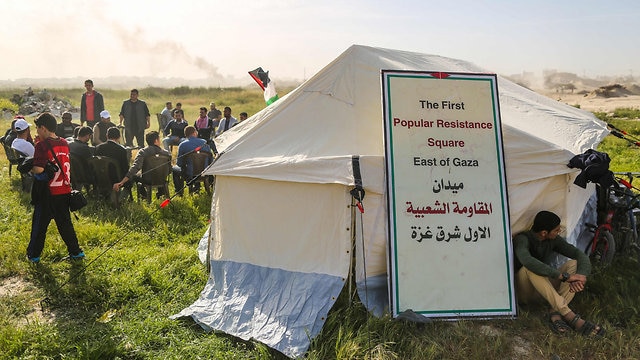 فلسطینی ها نخستین چادر را در کنار مرز اسرائیل برای سازماندهی عملیات اعتراضی برپا کرده اند