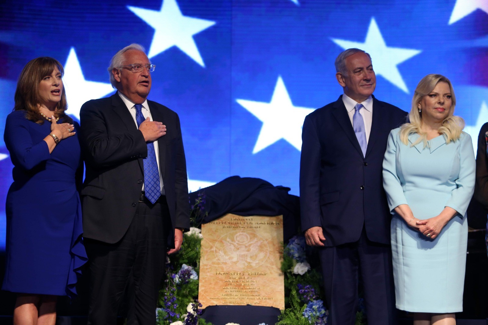 نخست وزیر اسرائیل و همسرش (راست) در کنار سفیر آمریکا و همسرش